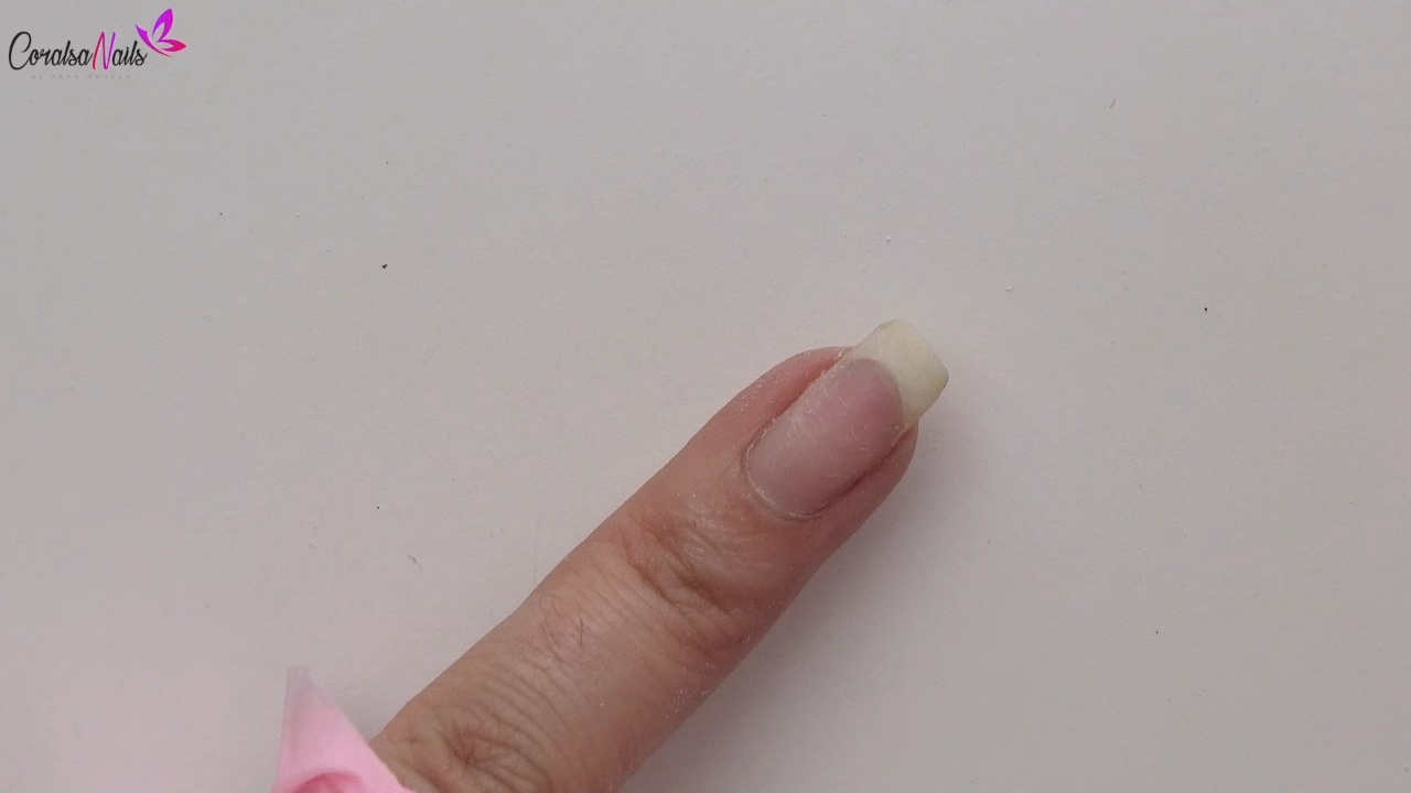 Uña natural después de retirar el producto en una demostración