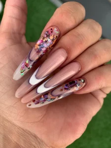 Cuatro uñas largas en tonos rosa, francesa blanca y decoración multicolor del trabajo de Almendra Rusa