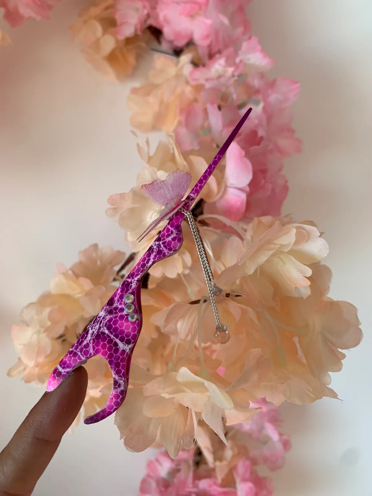 Diseño magenta junto a flores