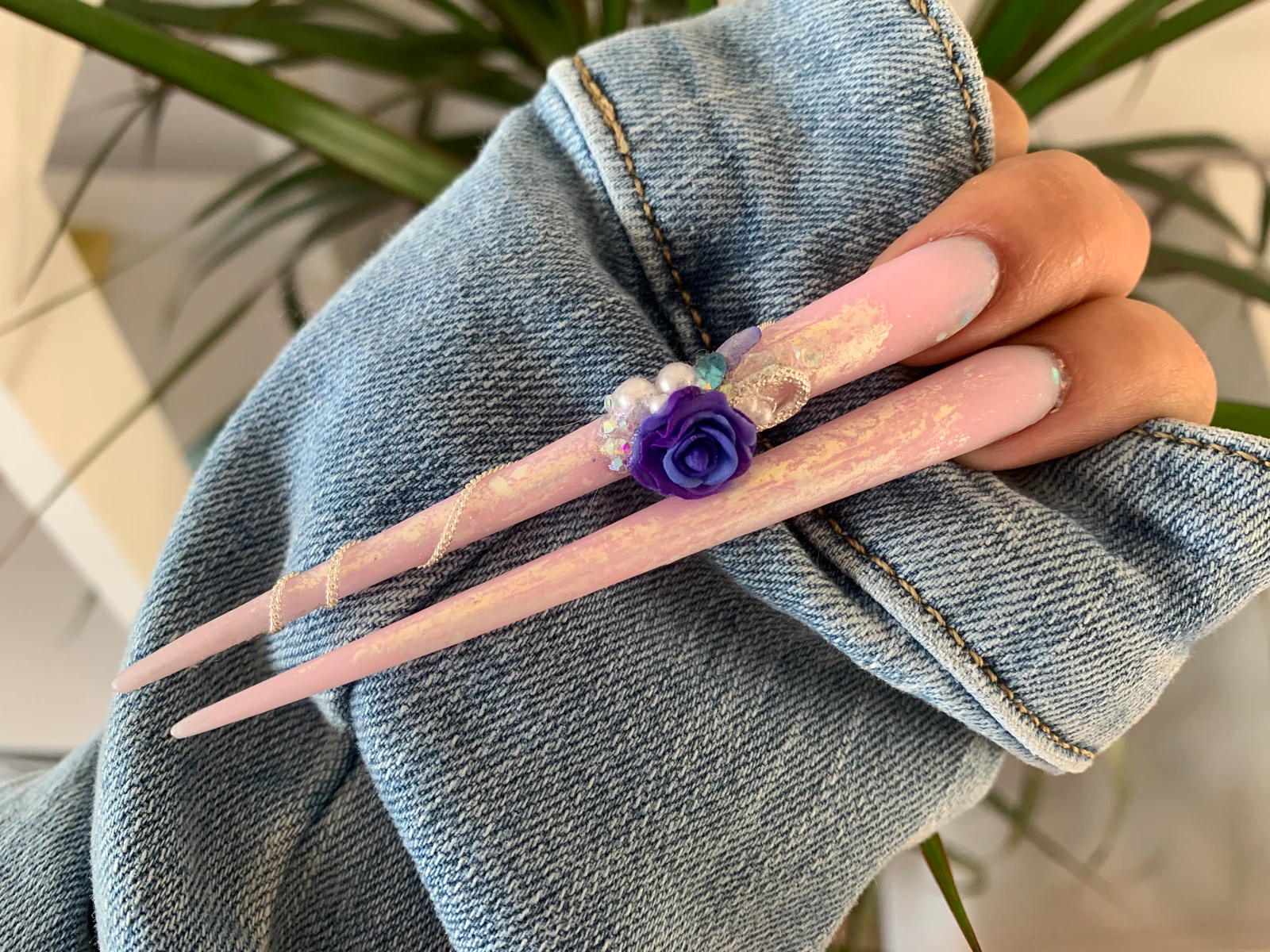 Estructuras Stiletto rosas con decoración floral violeta