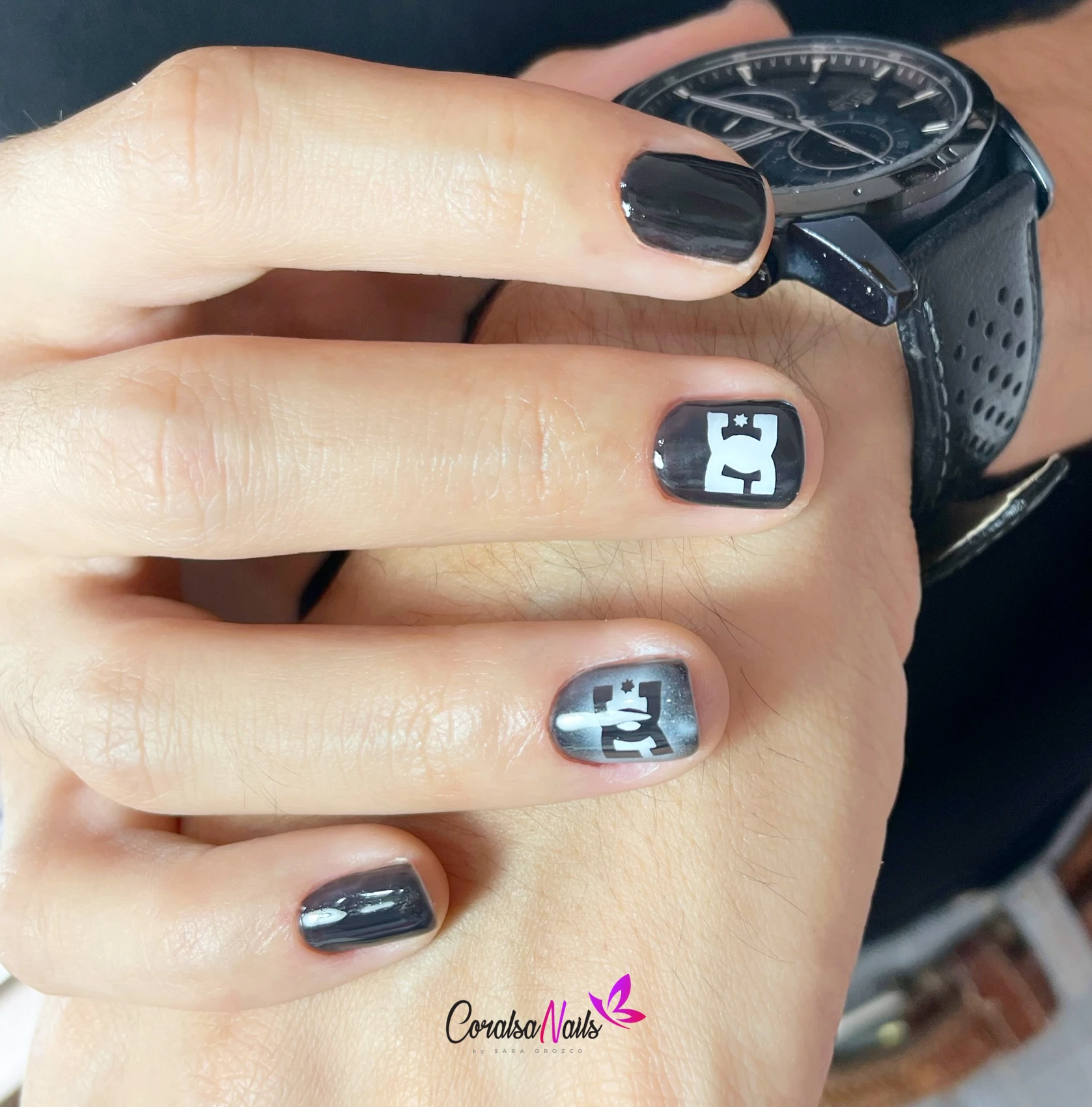 Manicura masculina negra y gris con motivos blancos y degradado de aerografía