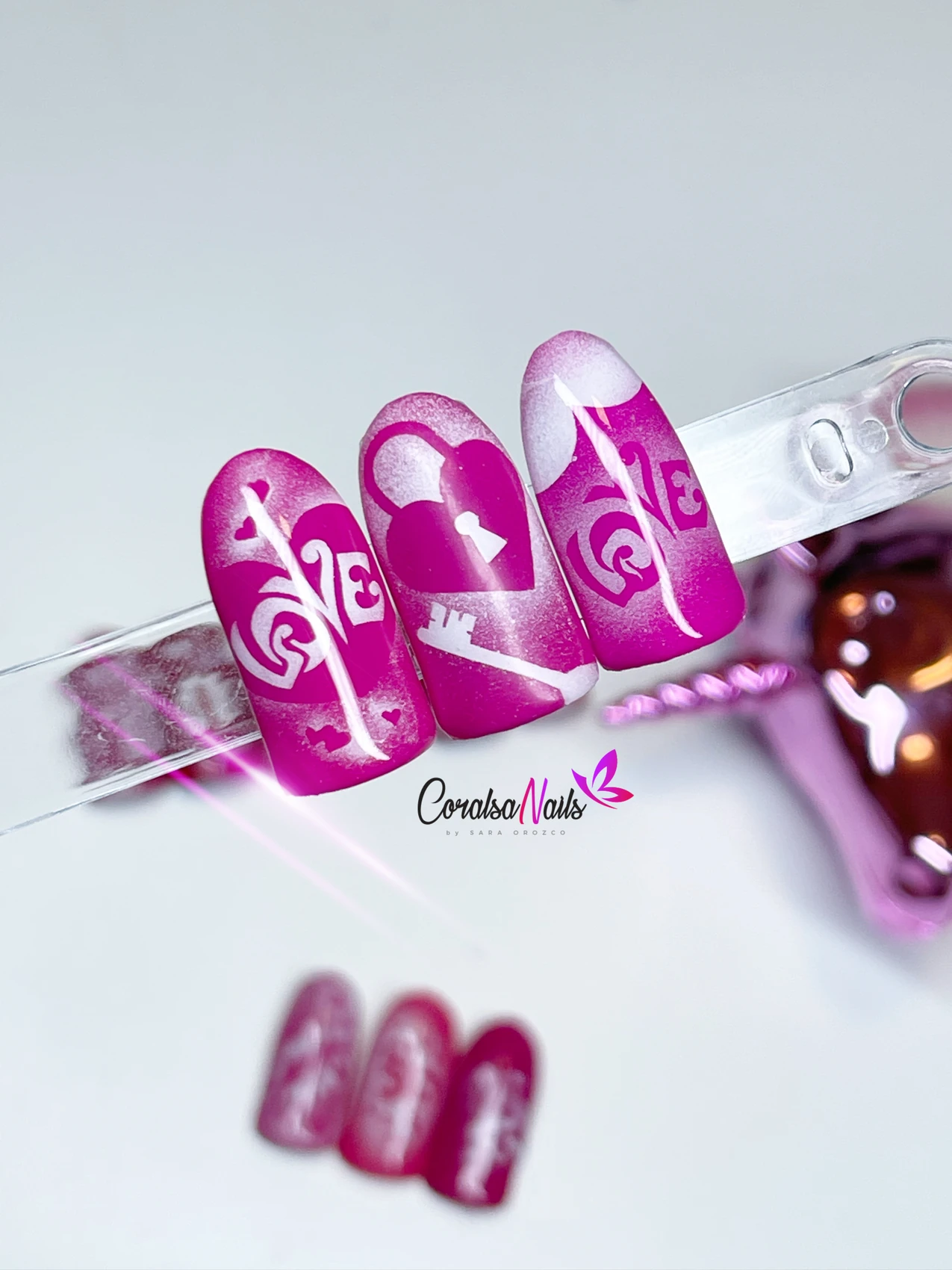 Tres tips rosas con corazones, candado y motivos realizados con plantillas de aerografía