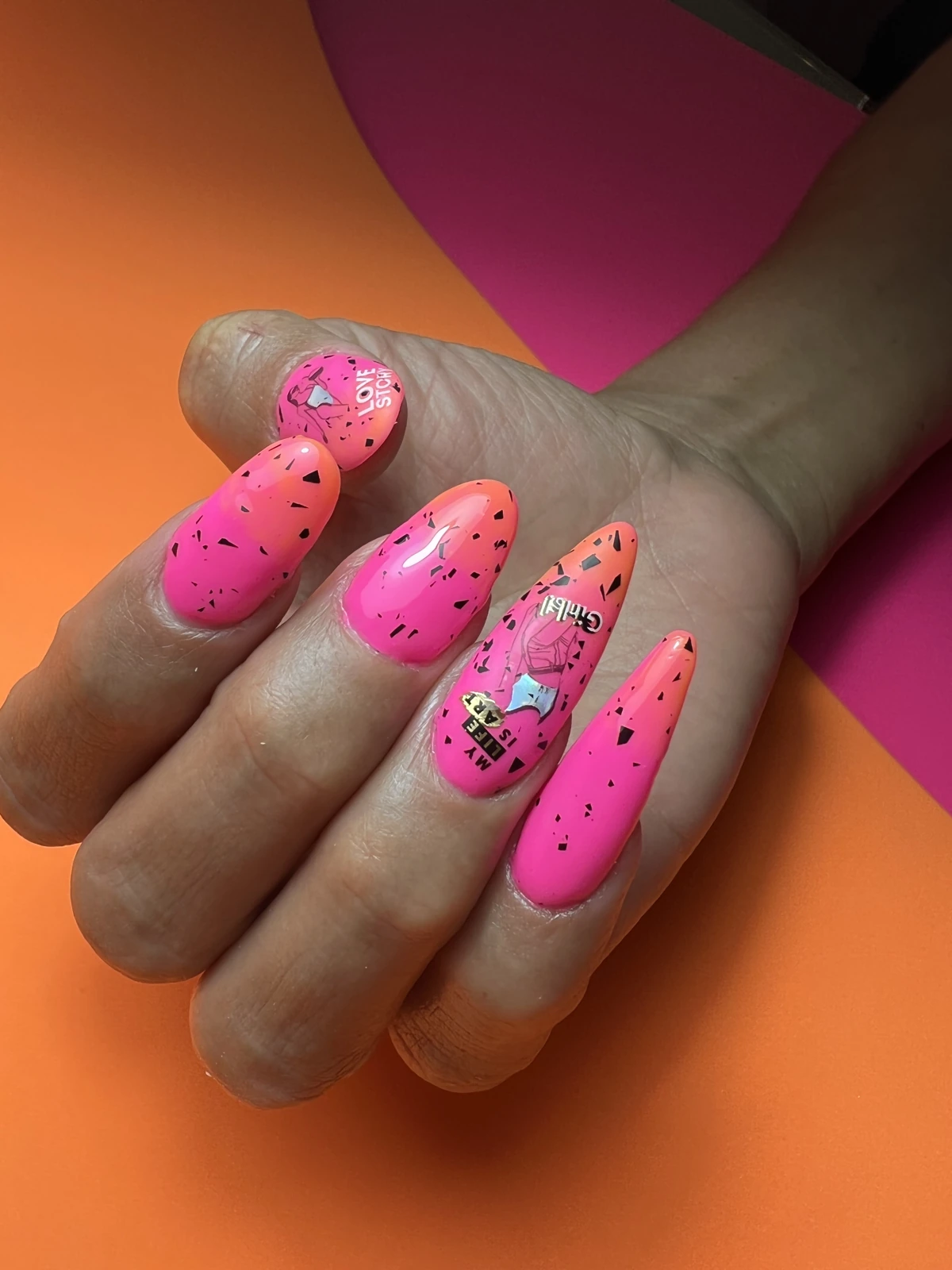 Trabajo de alumna con degradado rosa y naranja y decoración negra