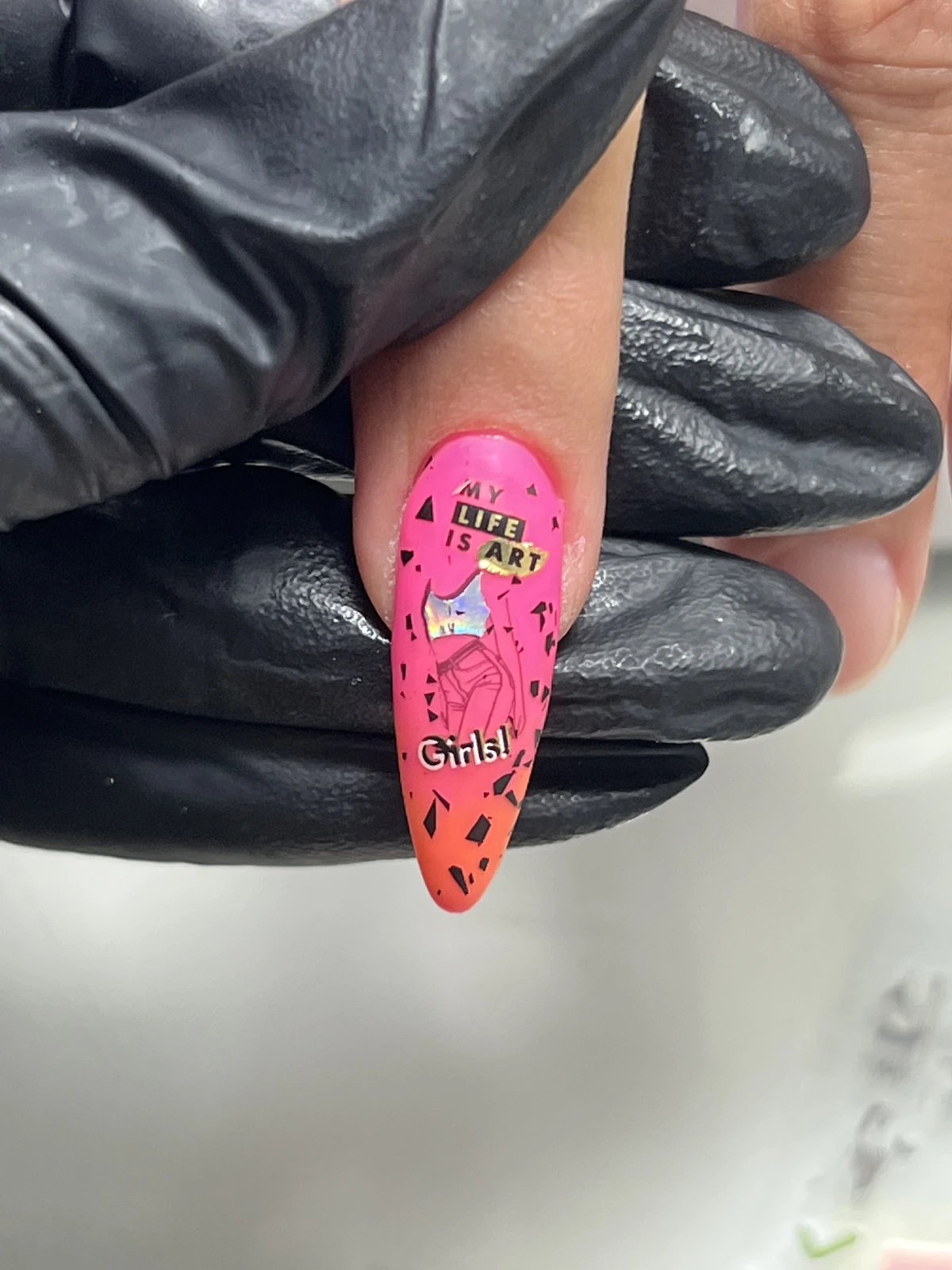 Detalle de un trabajo de alumna con degradado rosa y naranja