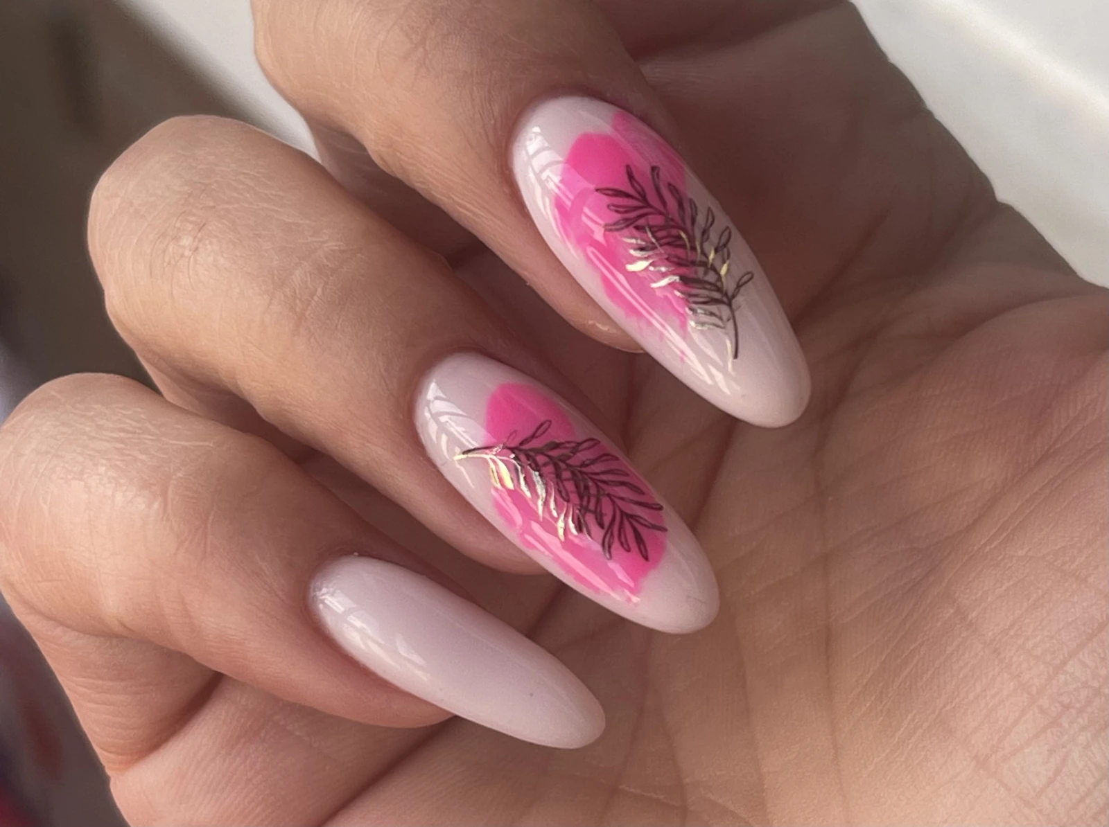 Trabajo de alumna en rosa suave con hojas y detalles dorados