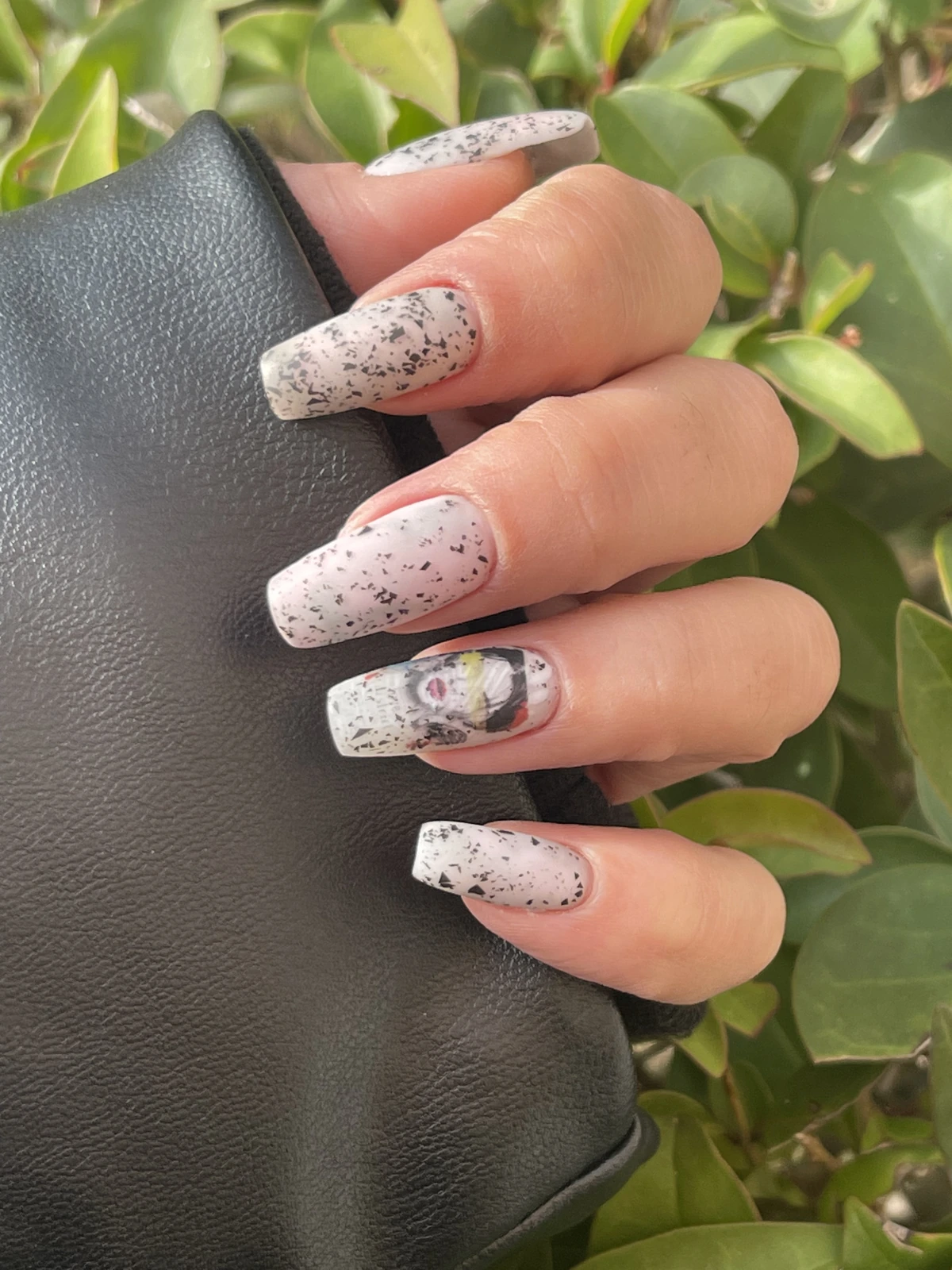 Uñas claras con acabado moteado negro