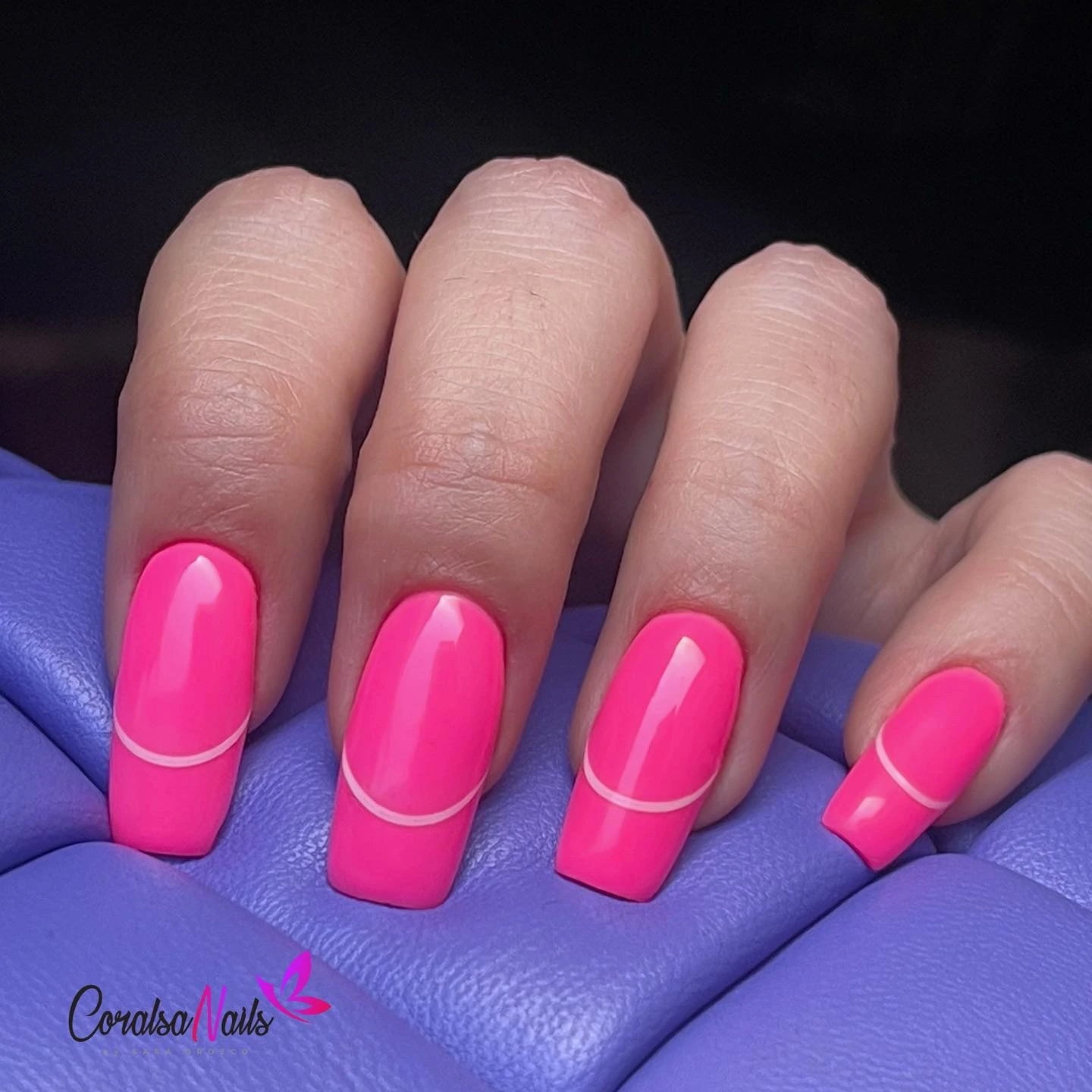 Uñas rosas de forma cuadrada con línea fina blanca