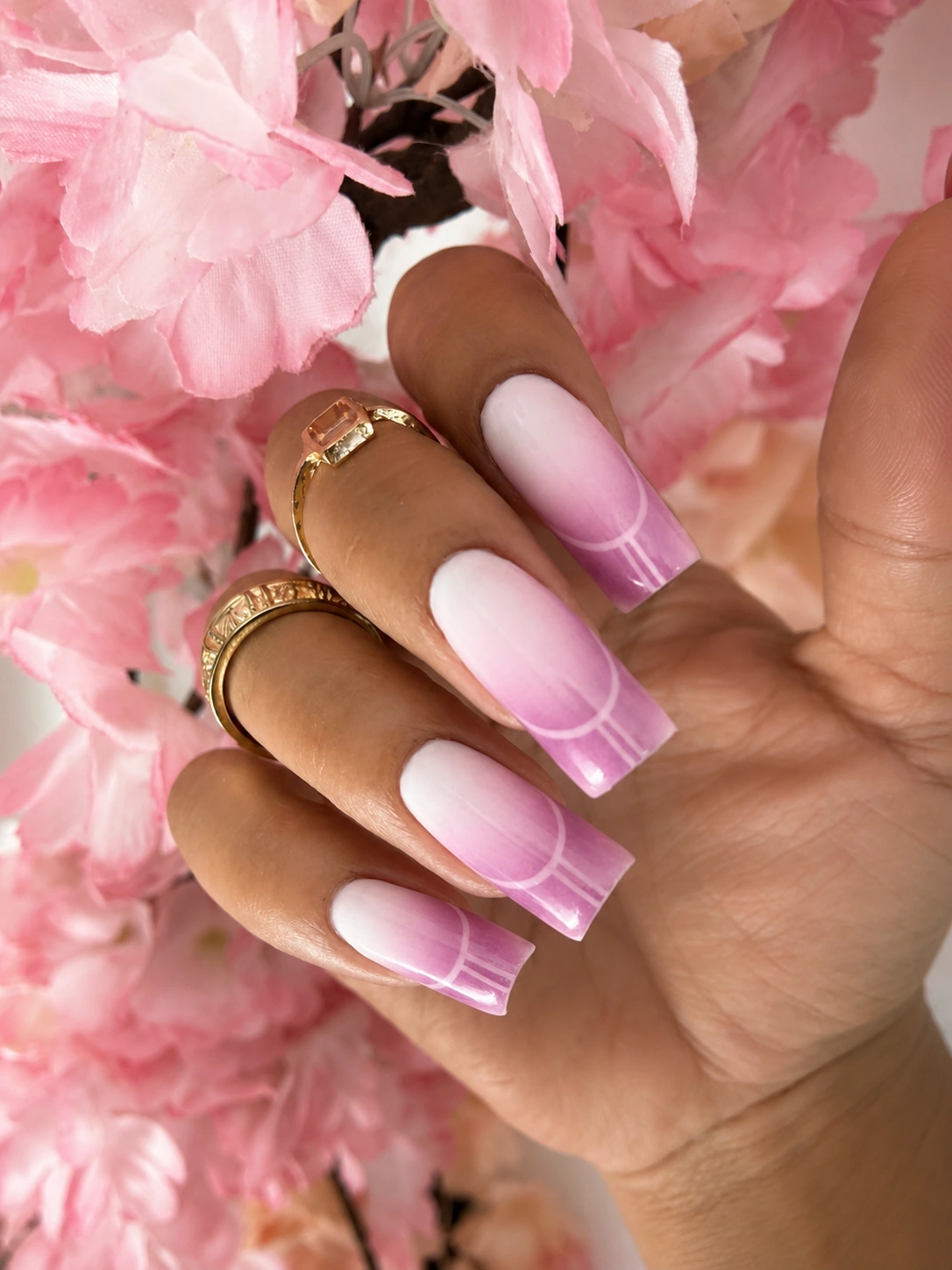 Foto de Sistema Dual: cuatro uñas rosas con decoración lineal