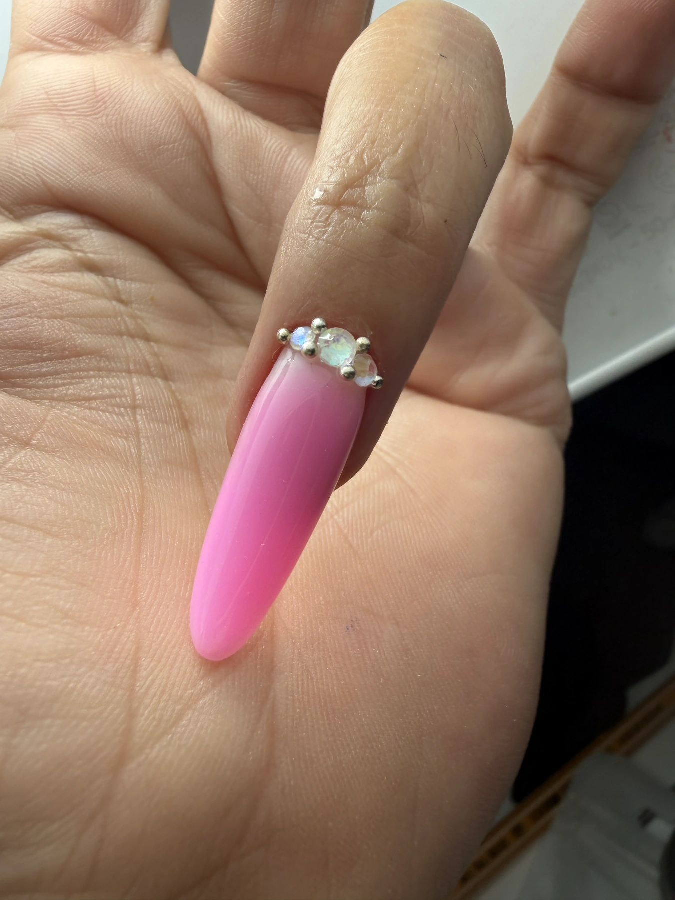 Foto de Sistema Dual: estructura almendrada rosa con piedras