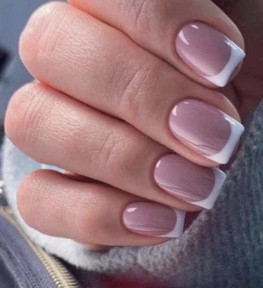 Manicura francesa rosa con borde blanco