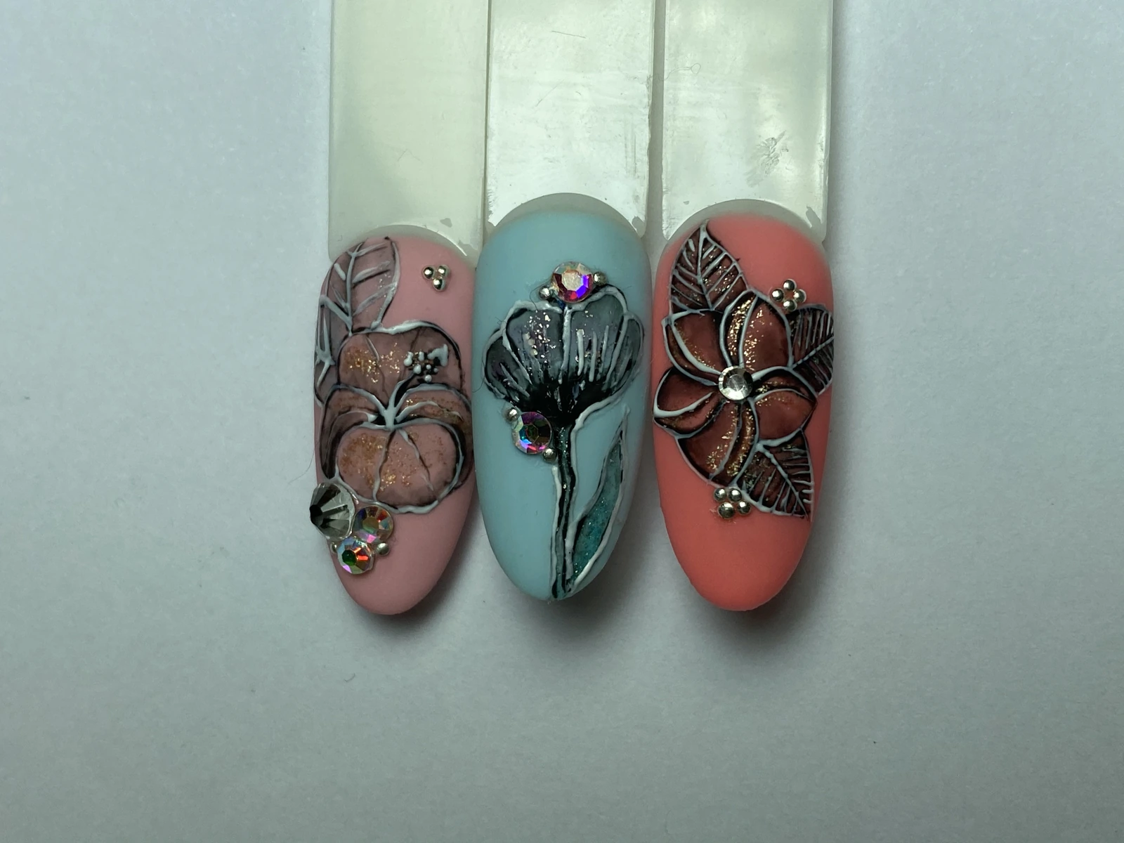 Composiciones florales de alumnas con detalles brillantes