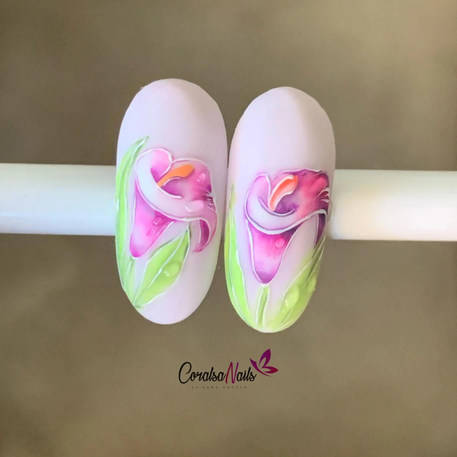 Dos diseños de cala en rosa con sombras y hojas verdes