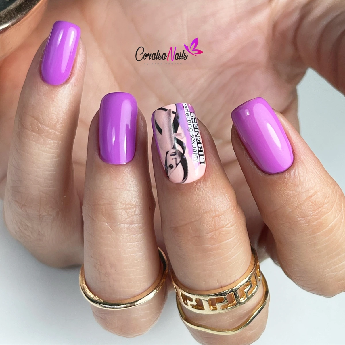 Manicura morada con una uña decorada