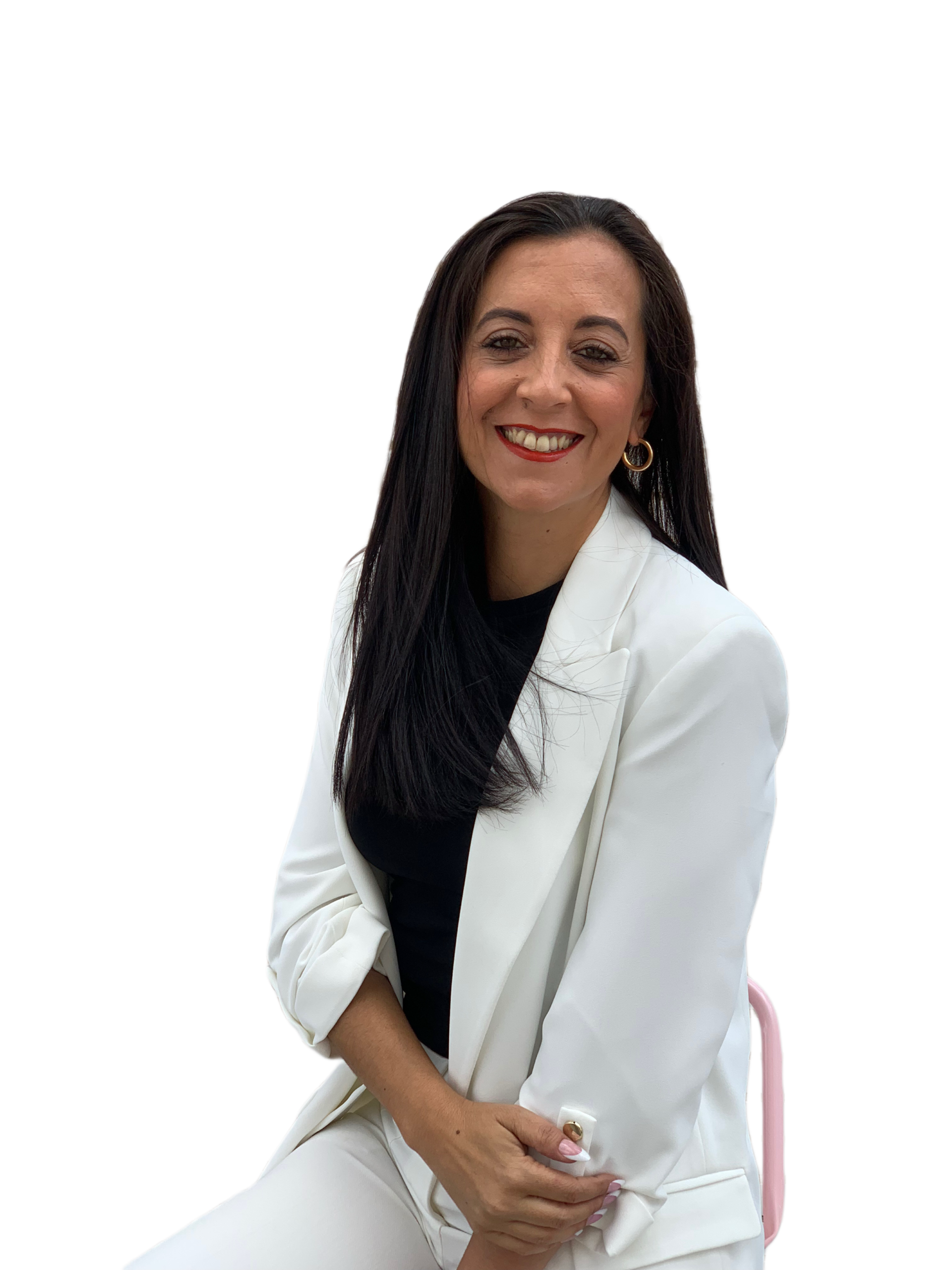 Sara Orozco sentada, con traje blanco