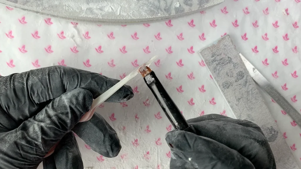 Detalle de pincel trabajando junto a la punta de una estructura Kiara en la clase de corrección