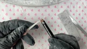 Detalle de pincel trabajando junto a la punta de una estructura Kiara en la clase de corrección