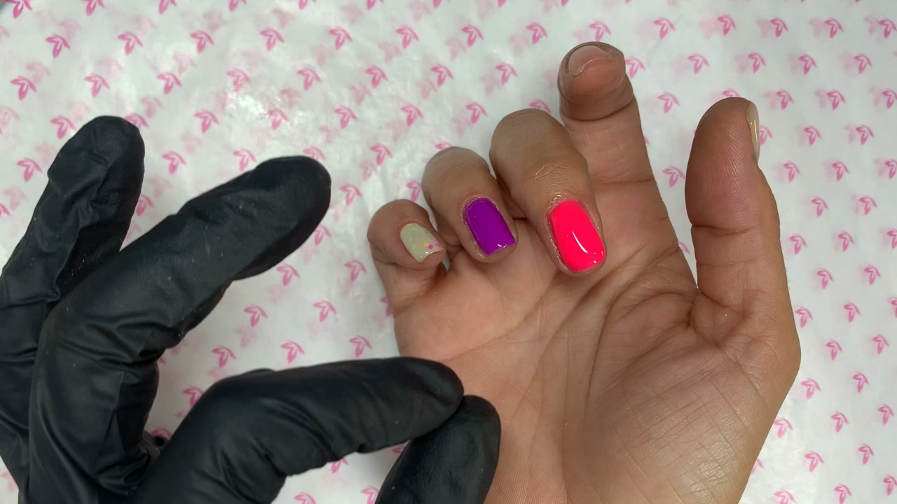 Muestras de acabado de color y refuerzo sobre varias uñas