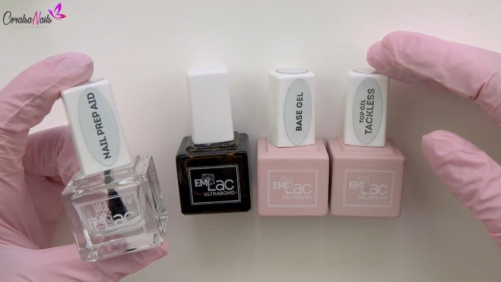 Preparador, promotor de adherencia, base y top mostrados en una clase de CoralSanails
