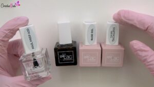 Preparador, promotor de adherencia, base y top mostrados en una clase de CoralSanails