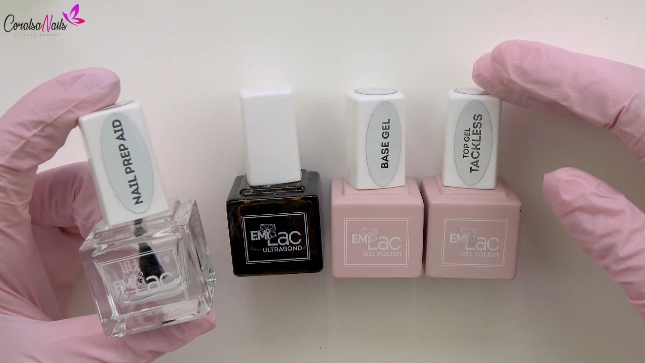 Preparador, promotor de adherencia, base y top mostrados en una clase de CoralSanails