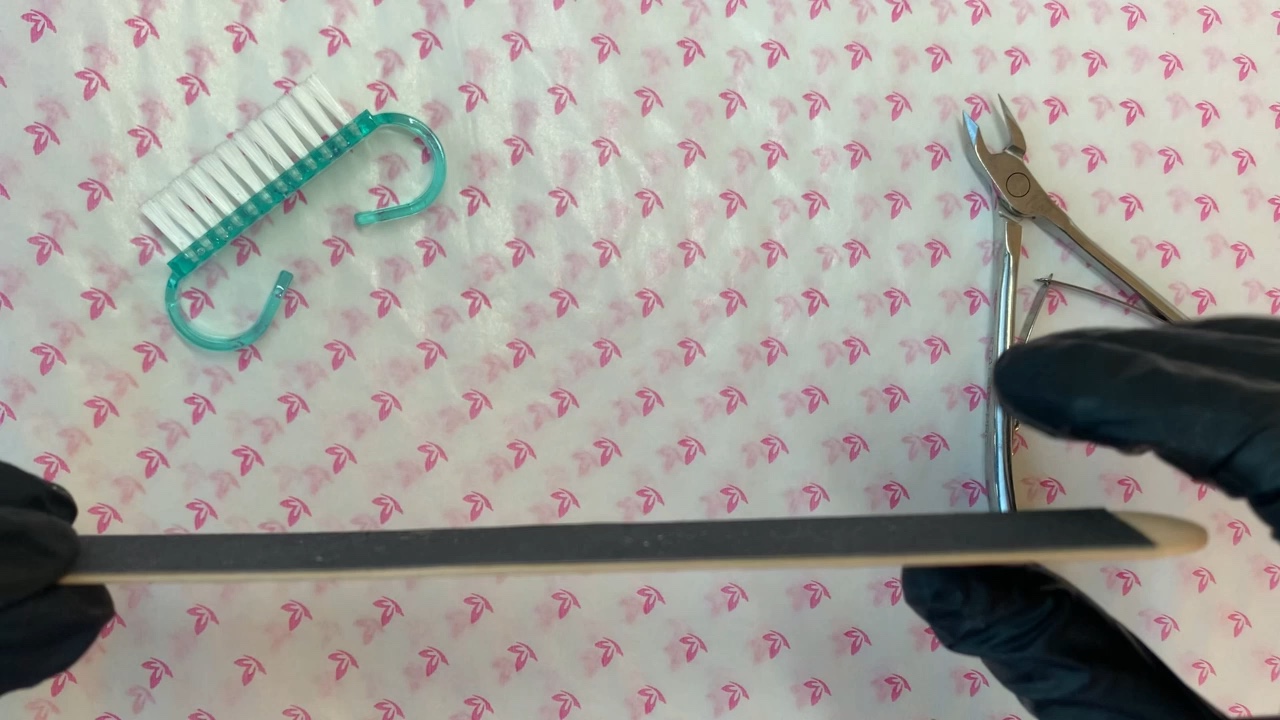 Herramientas y consumibles de manicura en la clase