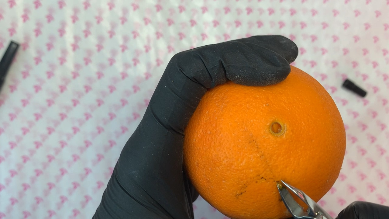 Ejercicio de control con alicate sobre una naranja durante la formación