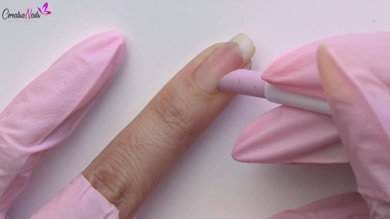 Trabajo preciso del contorno durante la clase de manicura