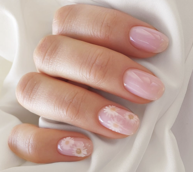 Manicura rosa Light Pink con margaritas, fotografía aportada por Sara de Upsala