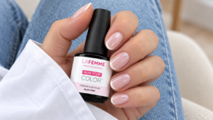 Recreación editorial de manicura francesa rosa sobre fondo vaquero con producto La Femme