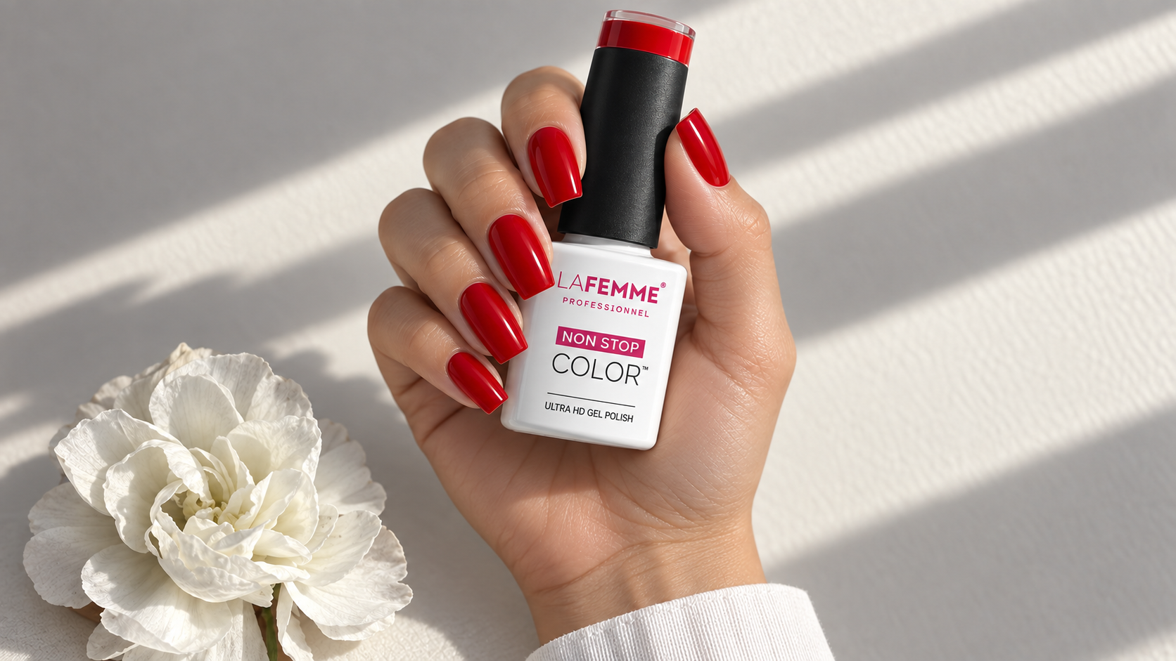 Recreación editorial de manicura roja con flor blanca y esmalte La Femme H178 Elegant Red