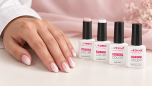 Manicura babyboomer en rosa suave y blanco lechoso junto a los productos La Femme