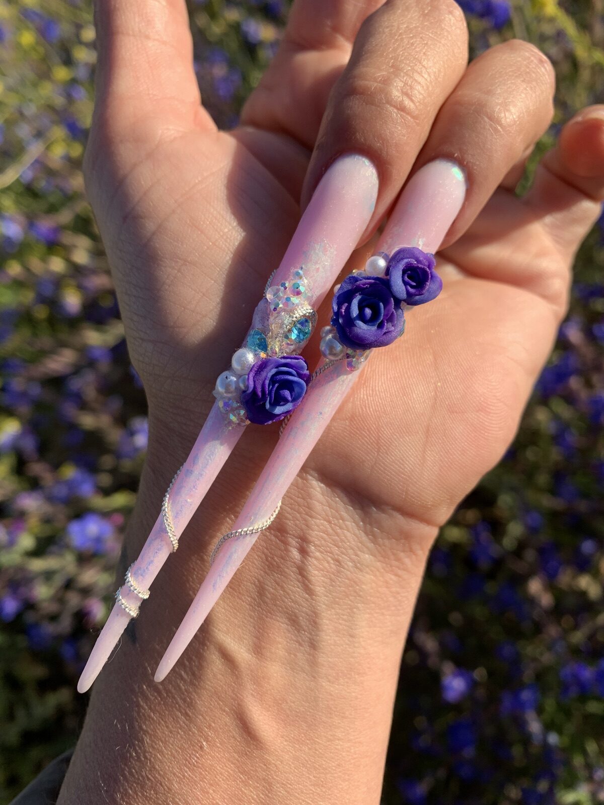 Dos uñas largas rosas con flores violetas del material Stiletto de CoralExtreme