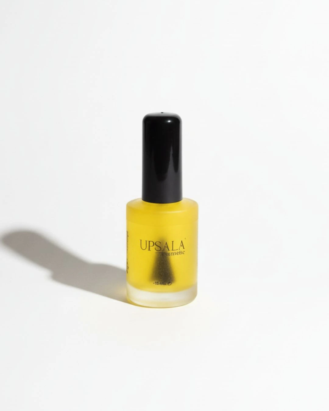 Frasco original del Aceite de Cutículas Naranja Upsala de 15 ml, con tapón negro y pincel