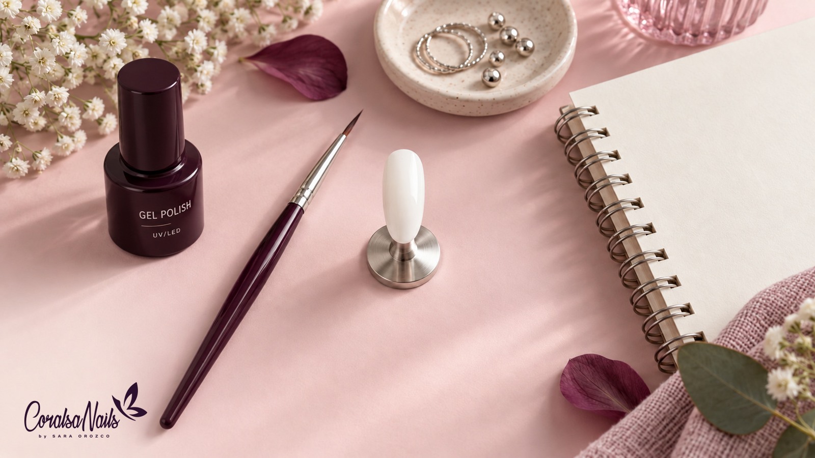 Esmalte semipermanente en bote opaco color ciruela sobre una mesa de manicura