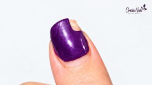 Esmaltado morado con una pérdida de producto en la punta y acumulación en un lateral.