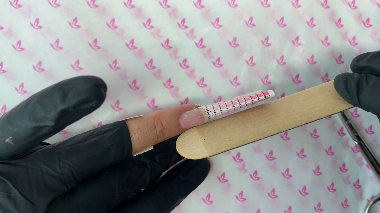 Molde colocado para una estructura cuadrada, con una lima de base de madera usada como referencia junto al lateral.