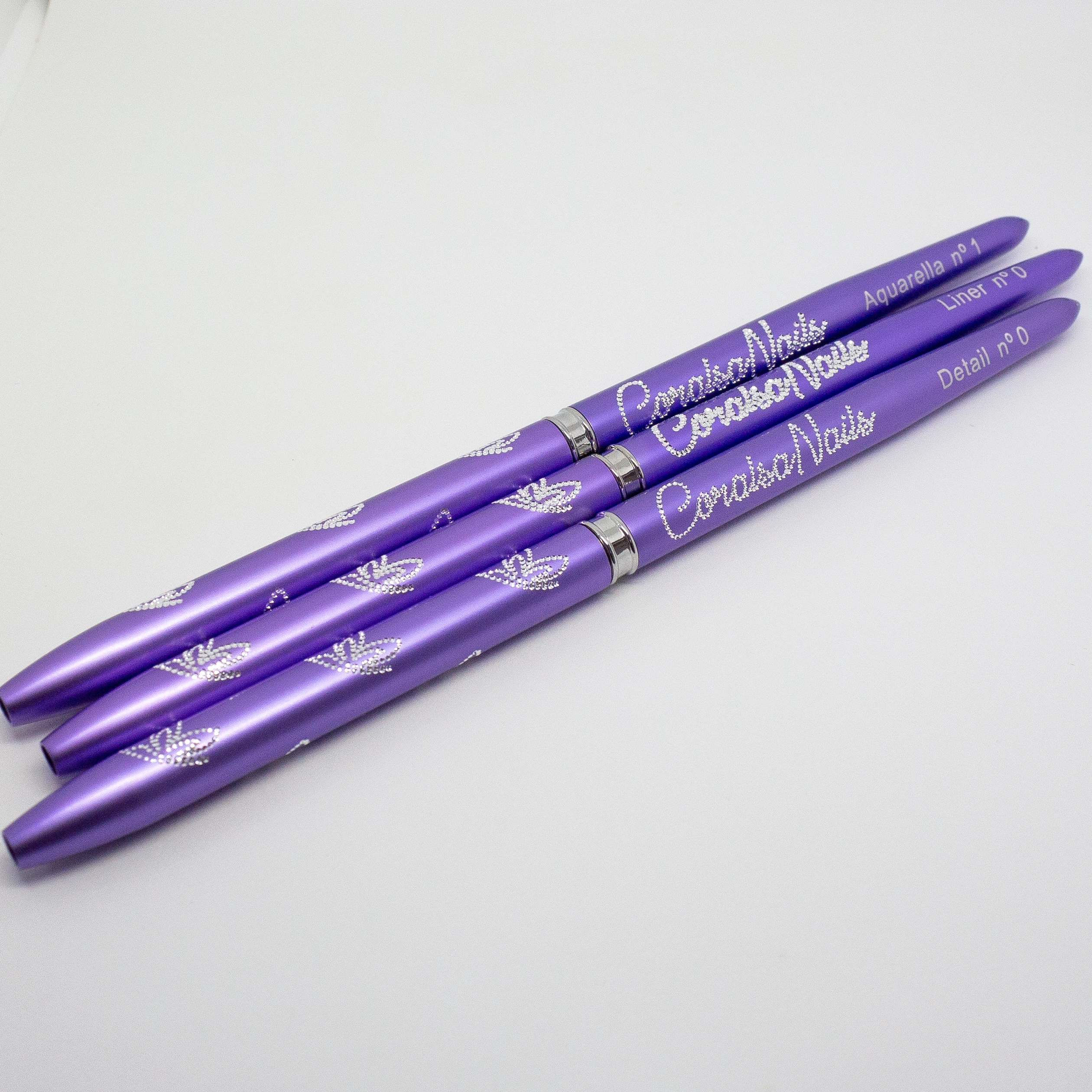 Set real de tres pinceles morados CoralSanails: Aquarella n.º 1, Liner n.º 0 y Detail n.º 0, con sus tapas.